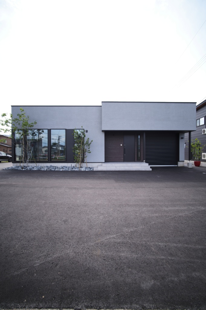 グレーの吹付外壁が印象的なオフィス